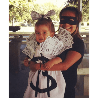Halloween costumes for pregnant moms & family costume themes